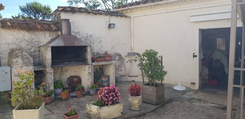 DANS LE VIGNOBLE BORDELAIS ANCIEN CORPS DE FERME EN VIAGER